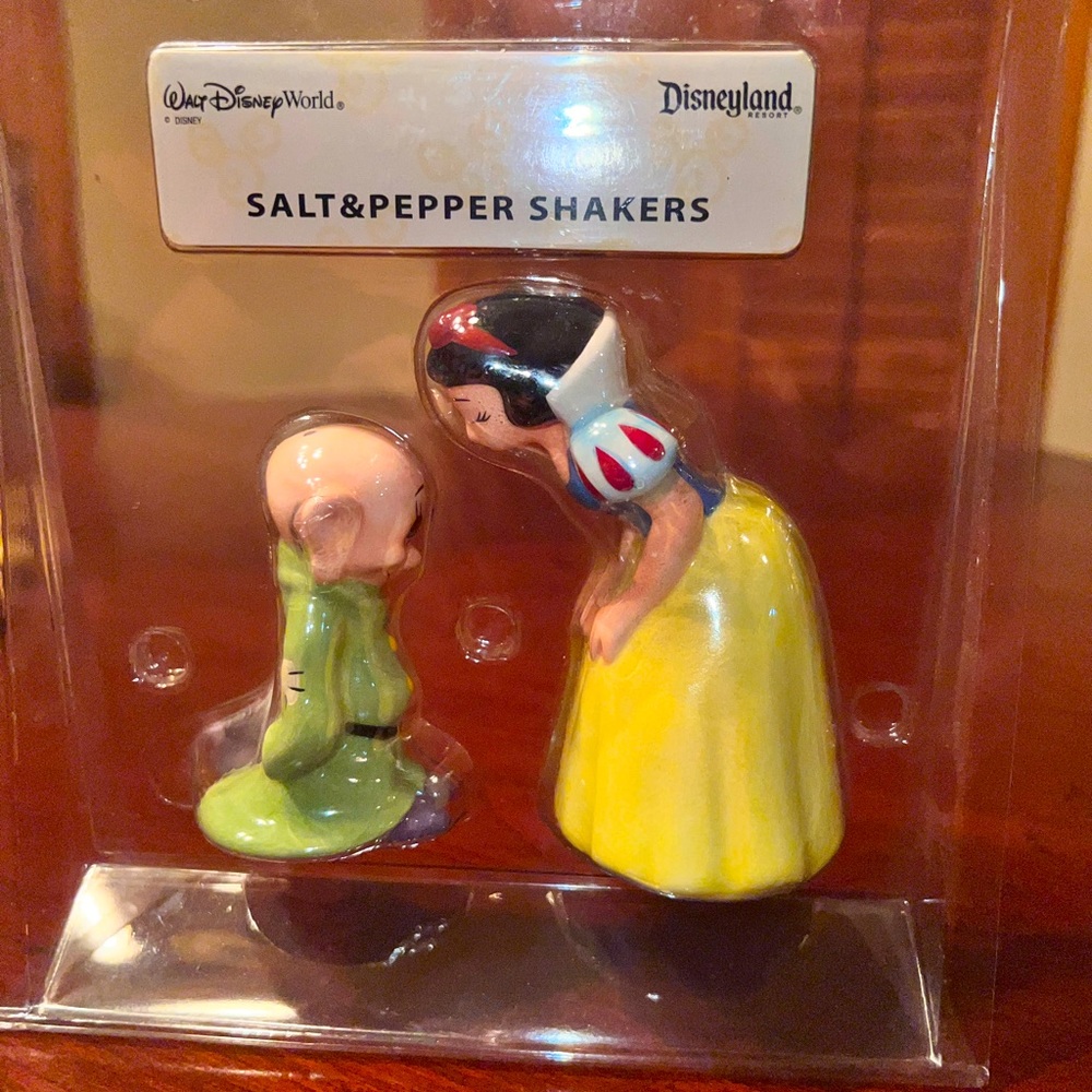 Disney Snow White & Dopey Salt & Pepper shakers